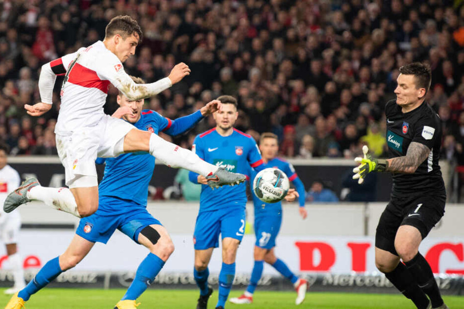Marc Oliver Kempf (l.) vom VfB Stuttgart macht das Tor zum 1:0 gegen Torwart Kevin Müller (r.) vom 1. FC Heidenheim.