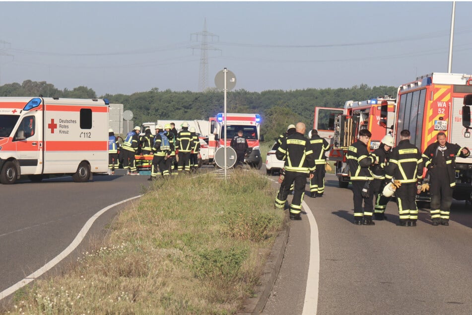 Feuerwehrleute und Einsatzkräfte des Rettungswagens sind an der Unfallstelle.