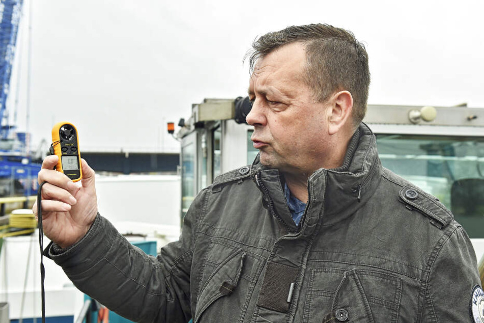 Der Windmesser steht weiterhin auf Sturm, zeigt Lutz Peschel (57).