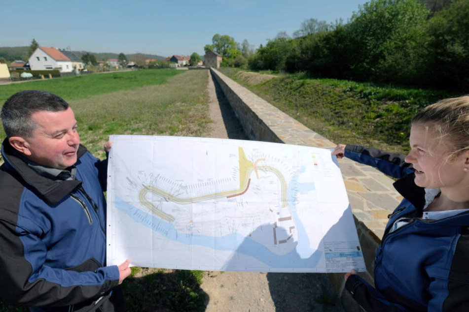 Mitarbeiter der Landestalsperrenverwaltung erklären den Verlauf der Freiberger Mulde und der neuen Hochwasserschutzanlage.