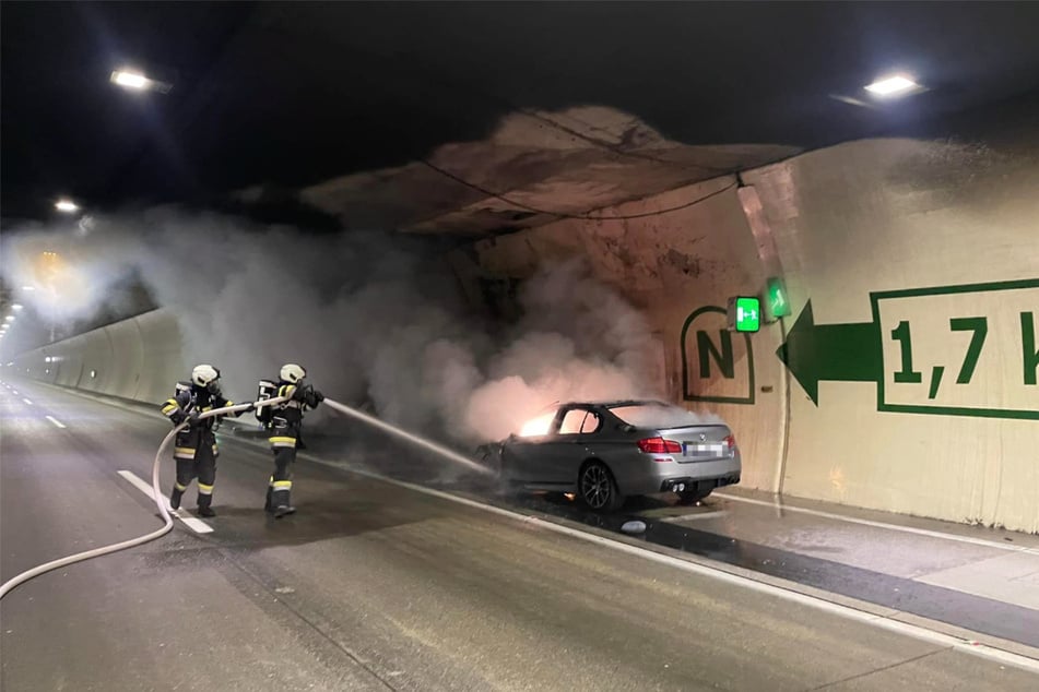 Die österreichische Feuerwehr musste am gestrigen Sonntagabend, gegen 18.40 Uhr, zu einem brennenden Auto in den Katschbergtunnel ausrücken.