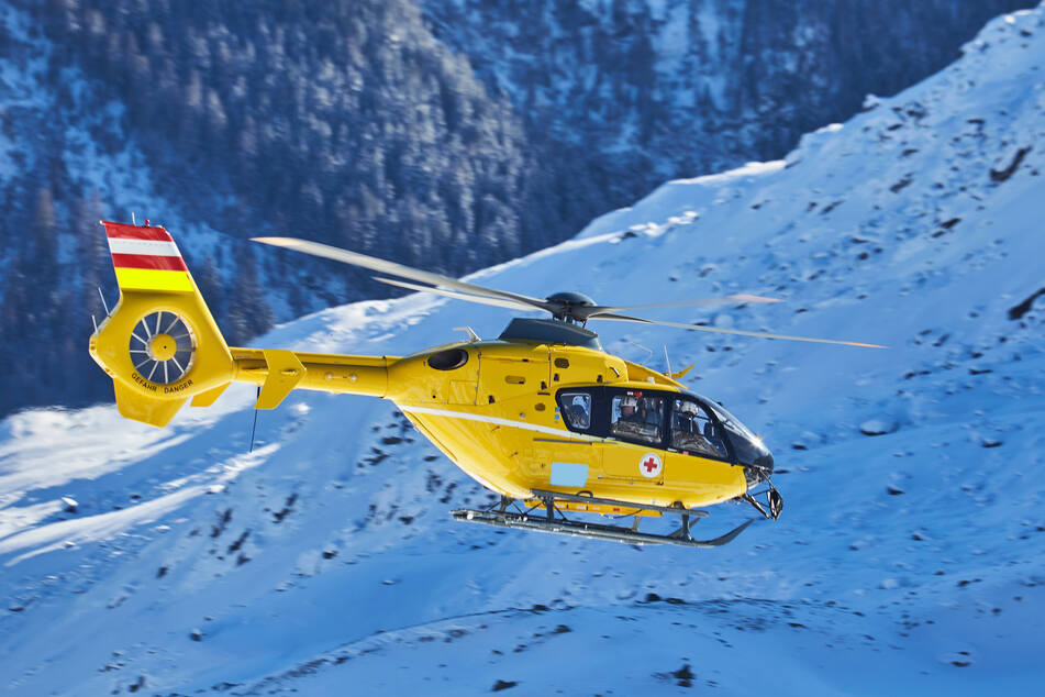 Mit einem Hubschrauber konnte der 63-Jährige in eine Klinik abtransportiert werden. (Symbolbild)