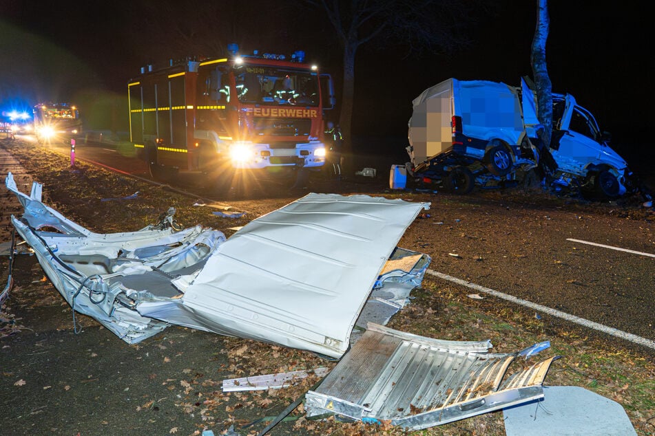 Der Fahrer prallte gegen mehrere Bäume und verstarb noch am Unfallort.