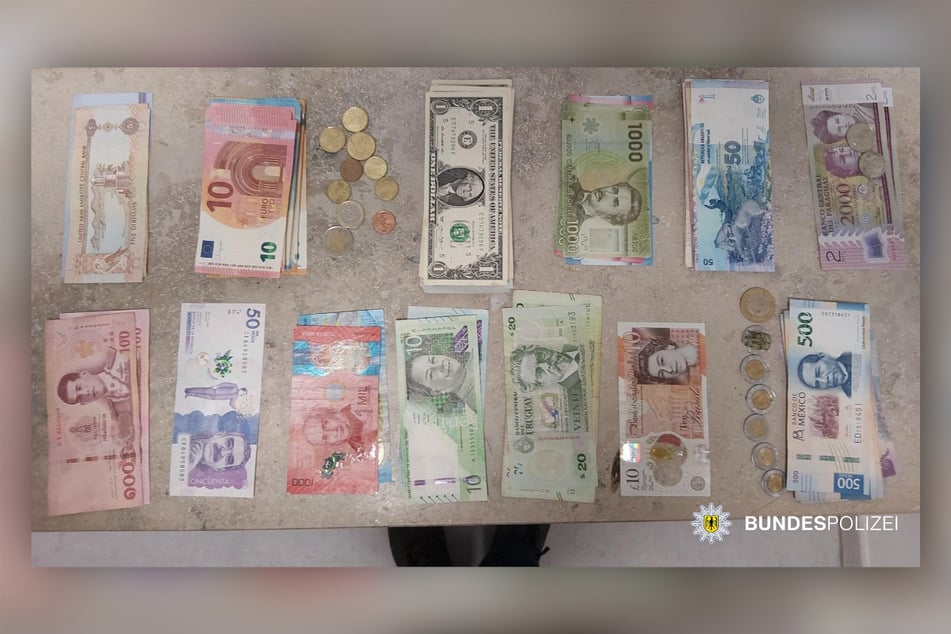 In einem Rucksack wurden Währungen aus 13 Ländern entdeckt.