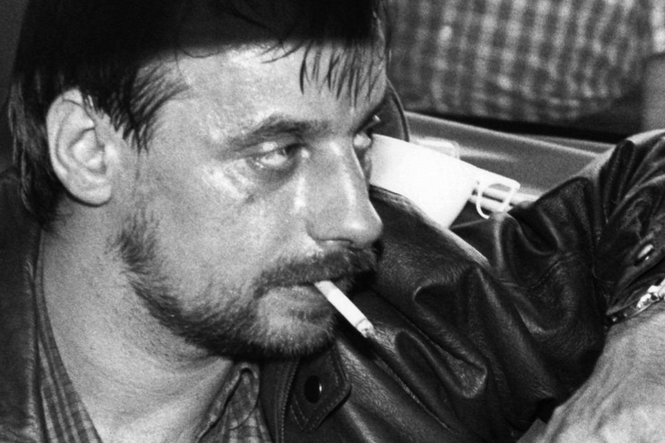 Dieter Degowski sitzt am 18.08.1988 in Köln mit einer Waffe in der Hand in einem Auto.