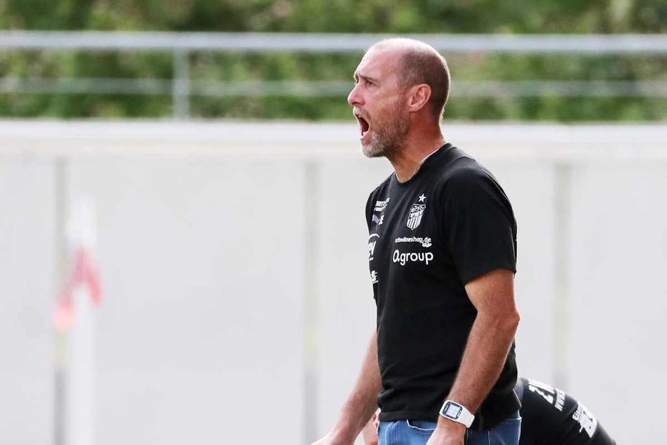 Als FSV-Trainer hat Joe Enochs nur noch eine spärliche Haarpracht und ist merklich ergraut.