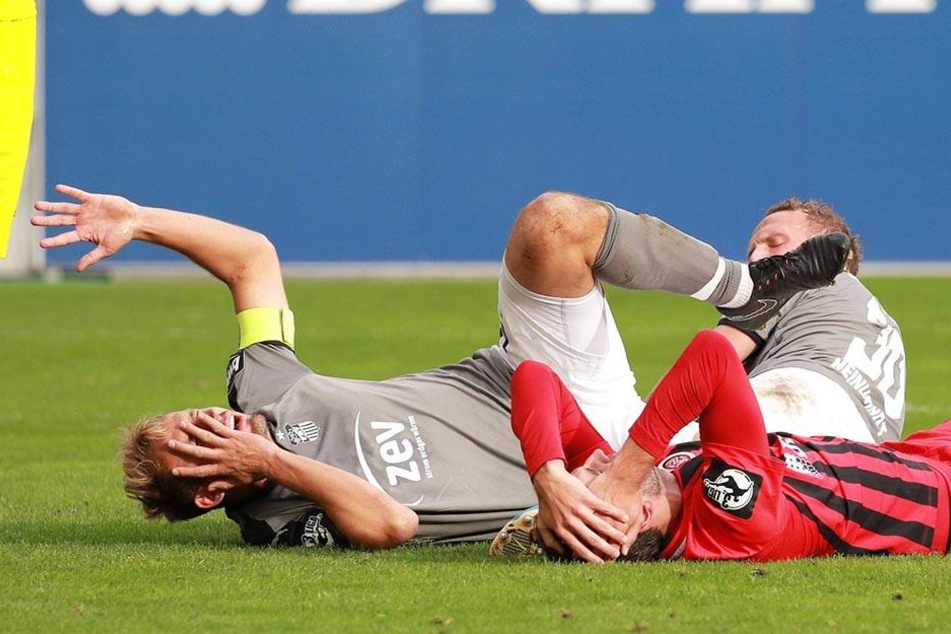 Toni Wachsmuth (l.) hält sich nach dem Zusammenprall mit Niklas Dams (r.) das Gesicht - Jochbeinbruch!
