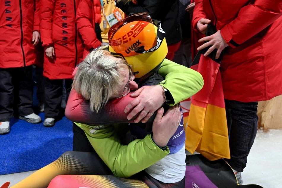 Julia Taubitz (24, r.) saß noch auf dem Schlitten, da fiel Mama Simone ihr in die Arme und gratulierte.