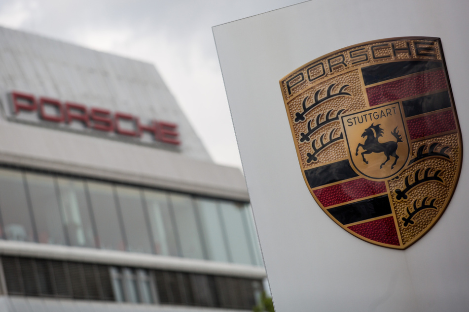 Bei Porsche ist man über die derzeitigen Ermittlungen informiert. (Symbolbild)