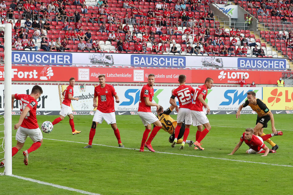 Tim Knipping (r.) bei seiner Großchance zum 2:0 in Kaiserslautern. "Knipser" hat seine Gelb-Rot-Sperre abgesessen, darf heute wieder ran.