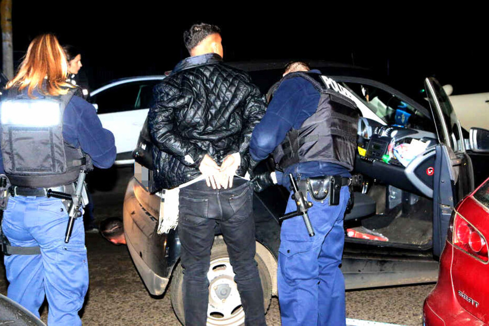 Auch sein Beifahrer wurde von der Polizei in Gewahrsam genommen.