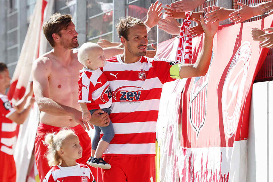 FSV-Kapitän Toni Wachsmuth (r.) bedankt sich mit Kind und Kegel bei den treuen Fans.