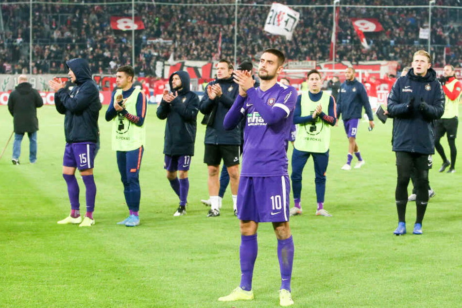Dimitrij Nazarov (vorn) und seine Mitspieler spendeten den mitgereisten Fans Beifall für deren Unterstützung.