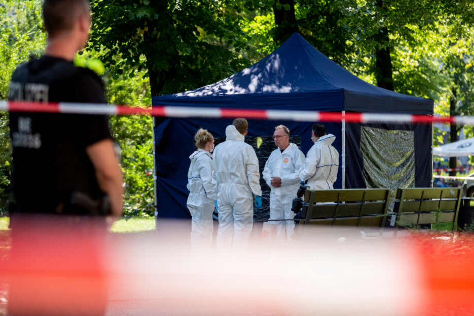 Beamte der Spurensicherung sichern in einem Faltpavillon Spuren am Tatort.