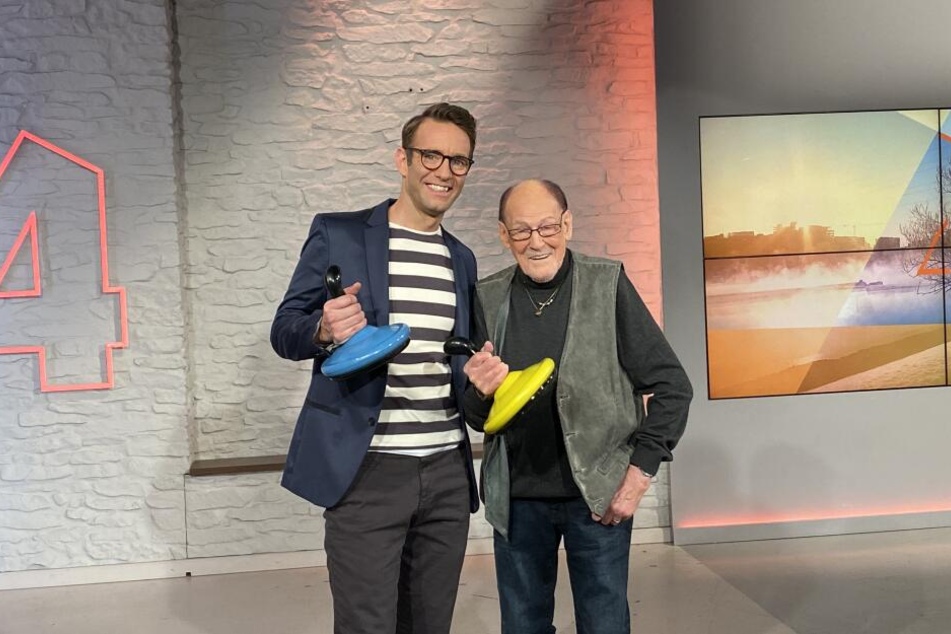 Geburtstagskind Herbert Köfer (99, r.) war am Montag zu Besuch bei "MDR um 4" mit Moderator Peter Imhof (46).