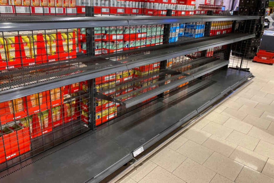 In einem Hamburger Supermarkt ist das Regal mit Einweg-Wasserflaschen leergefegt.