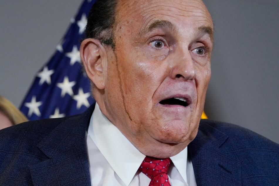 Rudy Giuliani (77), der ehemalige Anwalt von Ex-Präsident Donald Trump (75), ist in der Vergangenheit mit kruden Auftritten aufgefallen. Einmal lief ihm vor laufender Kamera die Farbe aus dem Haar.