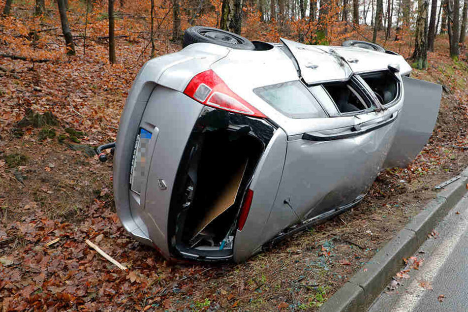 Der Renault überschlug sich und blieb auf der Seite liegen.