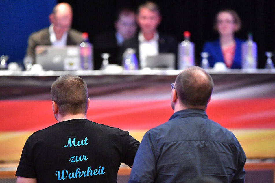 Mut zur Wahrheit" steht auf dem Shirt eines Mitglieds der AfD von Thüringen beim Landesparteitag.