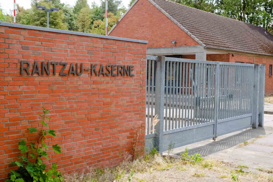 Der Schriftzug "Rantzau-Kaserne" hängt am Eingang der Landesunterkunft für Flüchtlinge (LUK).