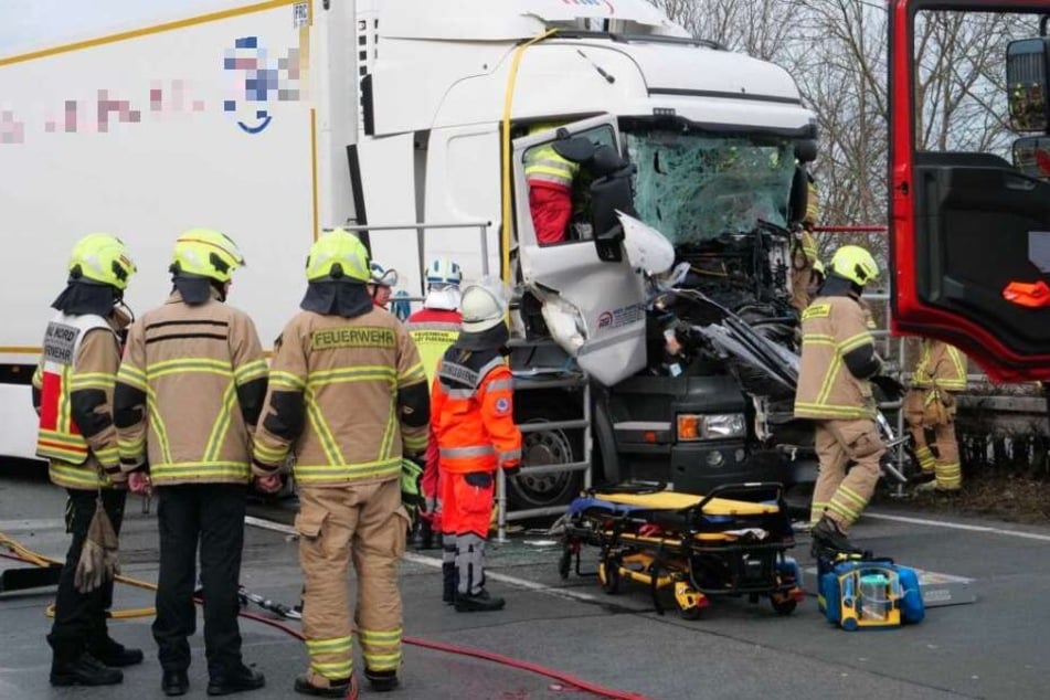 Die Feuerwehr war vor Ort und kümmerte sich um die Rettung des Lkw-Fahrers.