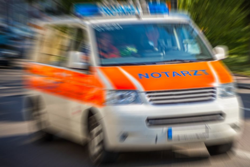 Die Radfahrerin kam mit lebensgefährichen Verletzungen in eine Klinik (Symbolbild).