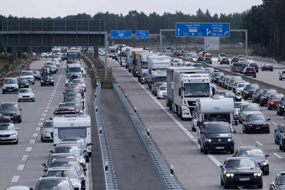 Der Automobilclub rät davon ab, bei Staus auf den Autobahnen auf Landstraßen auszuweichen. (Symbolbild)