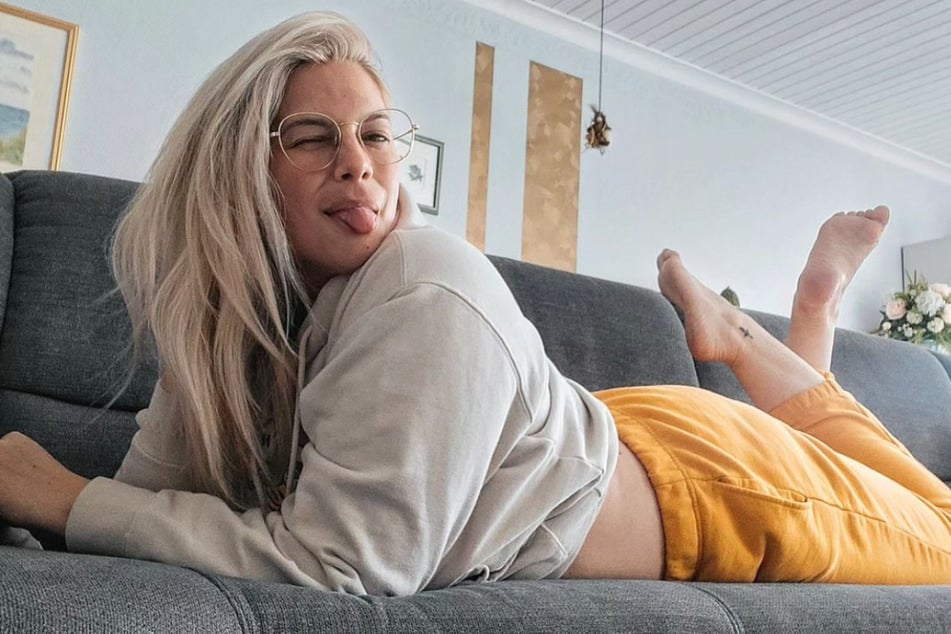 Curvy Model Angelina Kirsch (35) zeigt sich ganz privat zu Hause auf der Couch.