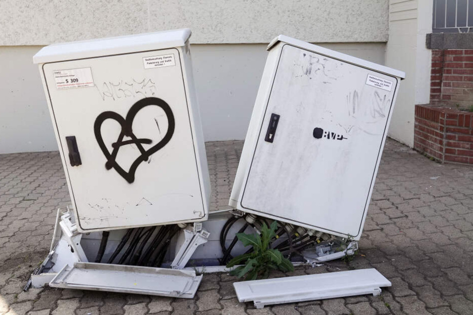 Die beiden Verteilerkästen wurden bei dem Unfall stark beschädigt.