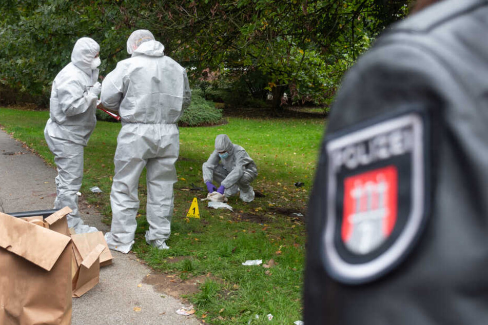 Die Spurensicherung untersucht den Tatort in Wilhelmsburg.