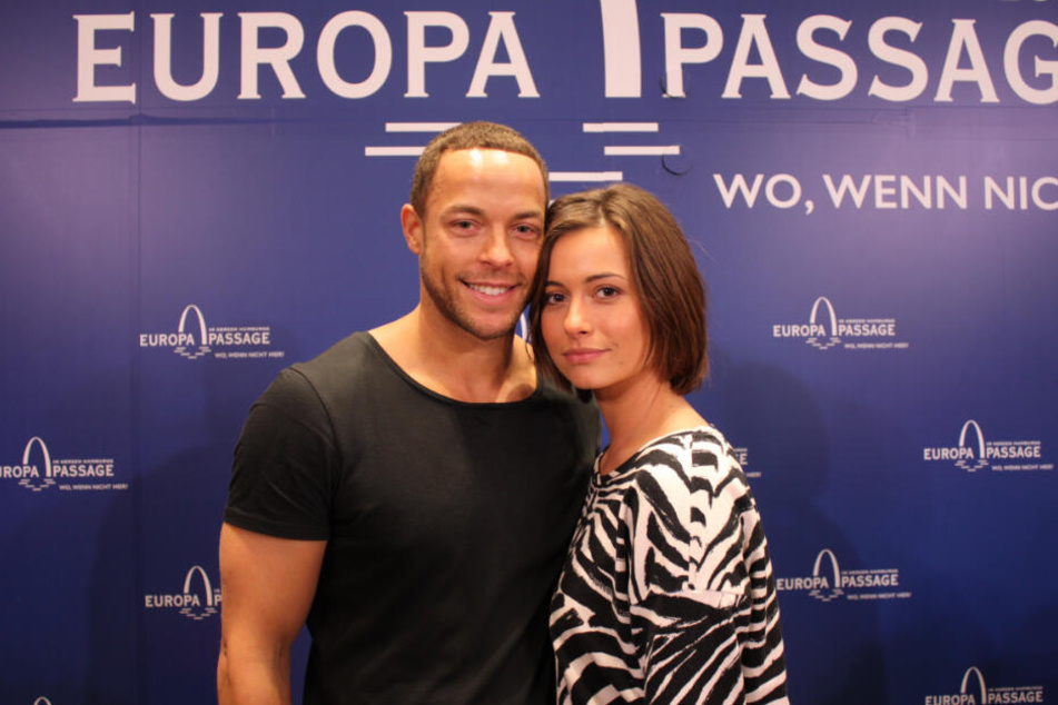 Glücklich posieren Bachelor Andrej und seine Liebe Jenny in der Hamburger Europapassage.