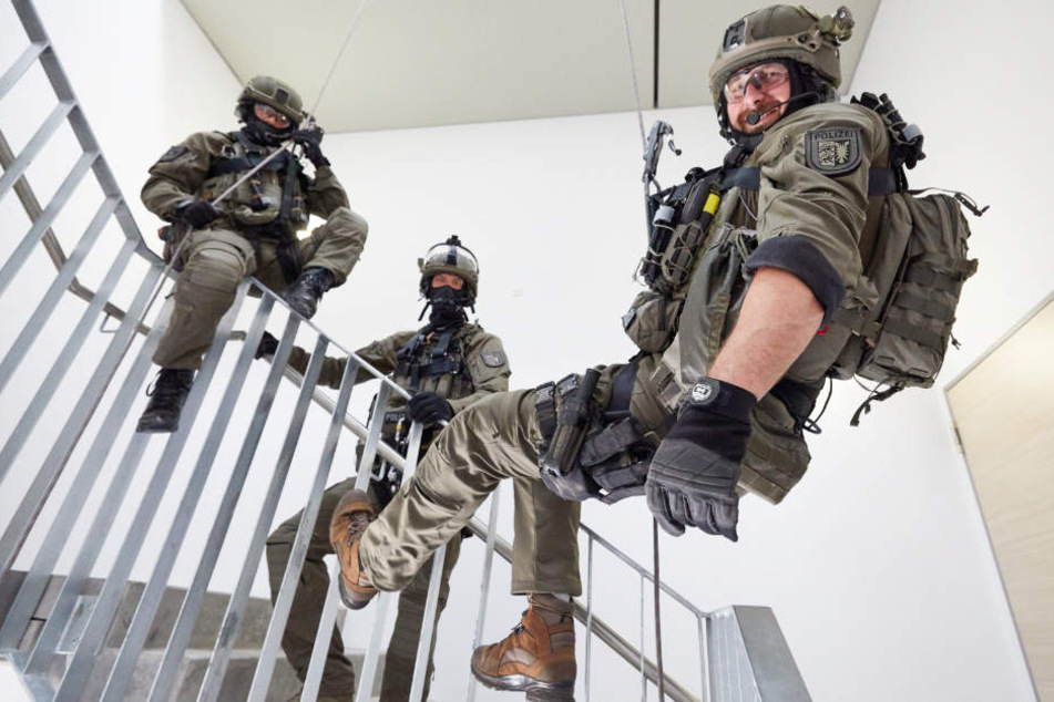 Mitglieder des Spezialeinsatzkommandos zeigen, was in dem neuen Trainingsgebäude alles möglich ist.