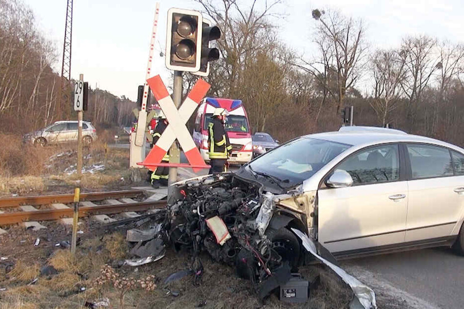 An dem Auto entstand ein Totalschaden, der Fahrer kam mit leichten Verletzungen ins Krankenhaus.