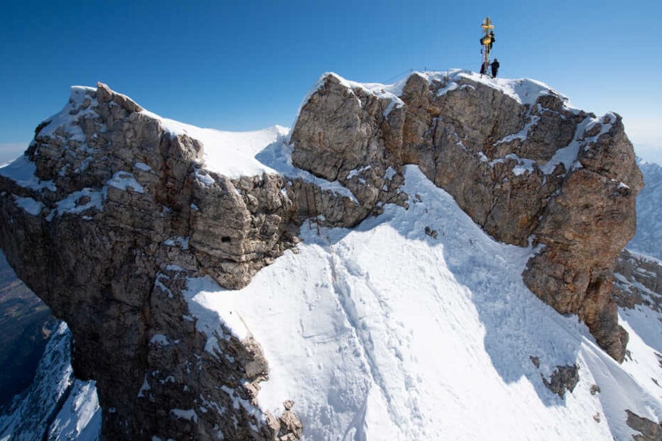 Ein Bergsteiger ist auf der Zugspitze tödlich verunglückt. (Archivbild)