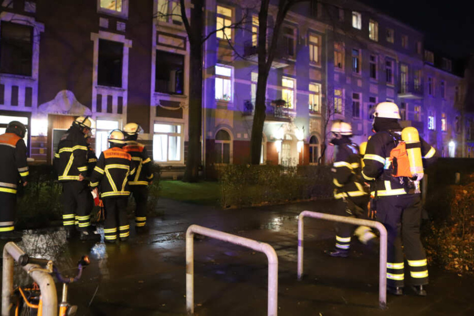 Mit Atemschutzgeräten gingen die Feuerwehrkräfte in das Haus.