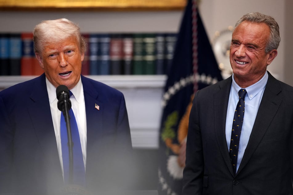 Robert F. Kennedy Jr. (r.) endorsed Donald Trump after dropping his own presidential bid as an independent in 2024.