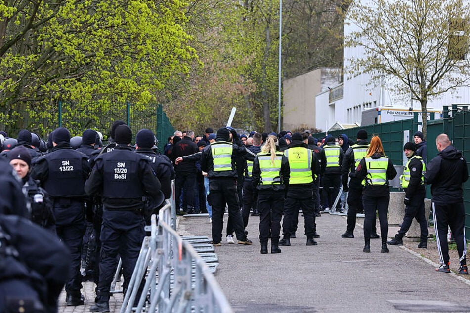 Das Leipzig-Derby wird von der Polizei abgesichert und die Fangruppen getrennt gehalten.