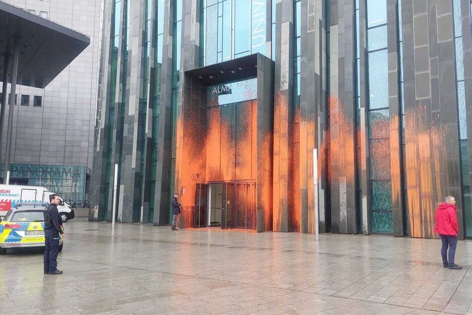 Das Augusteum der Leipziger Uni wurde mit Farbe besprüht.