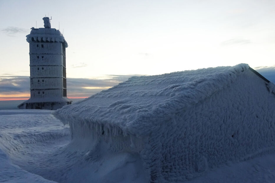 Auch die Gebäude sind von einer dicken Eisschicht überzogen.