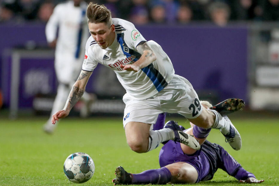 HSV-Mittelfeldmotor Adrian Fein lässt sich oft nur durch Fouls stoppen.