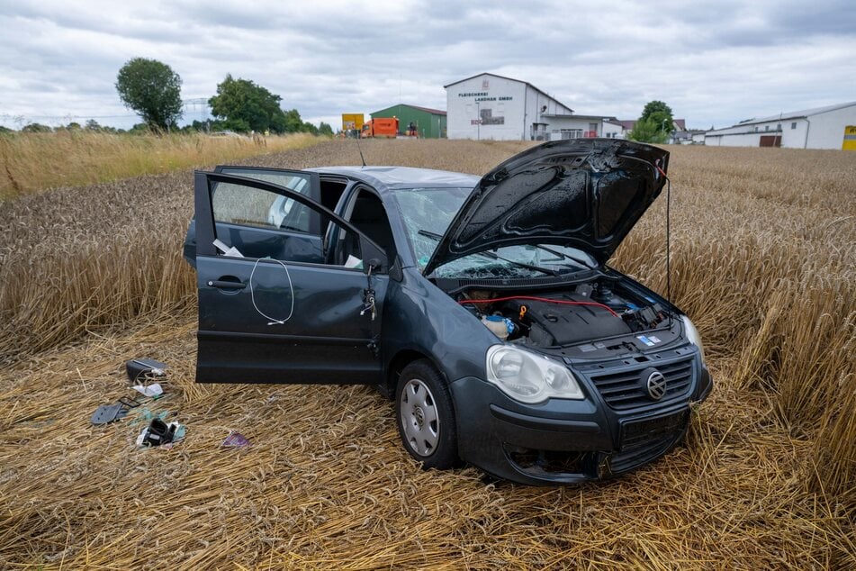 Der VW blieb im angrenzenden Feld liegen.