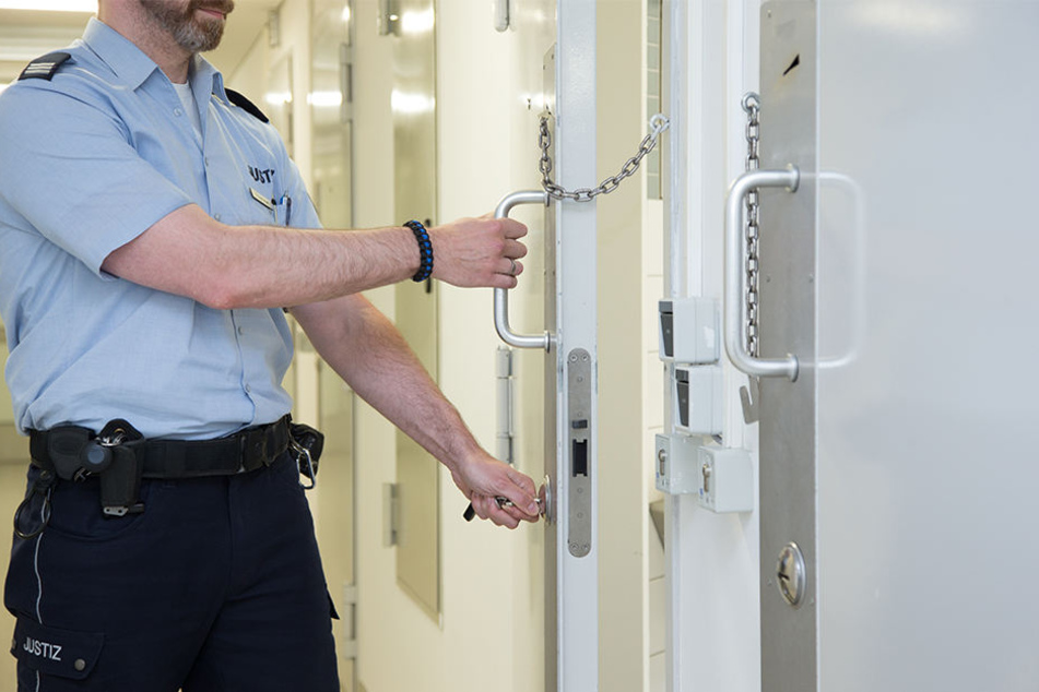 Hinter Gefängnisgittern starb der Mann. (Symbolbild)