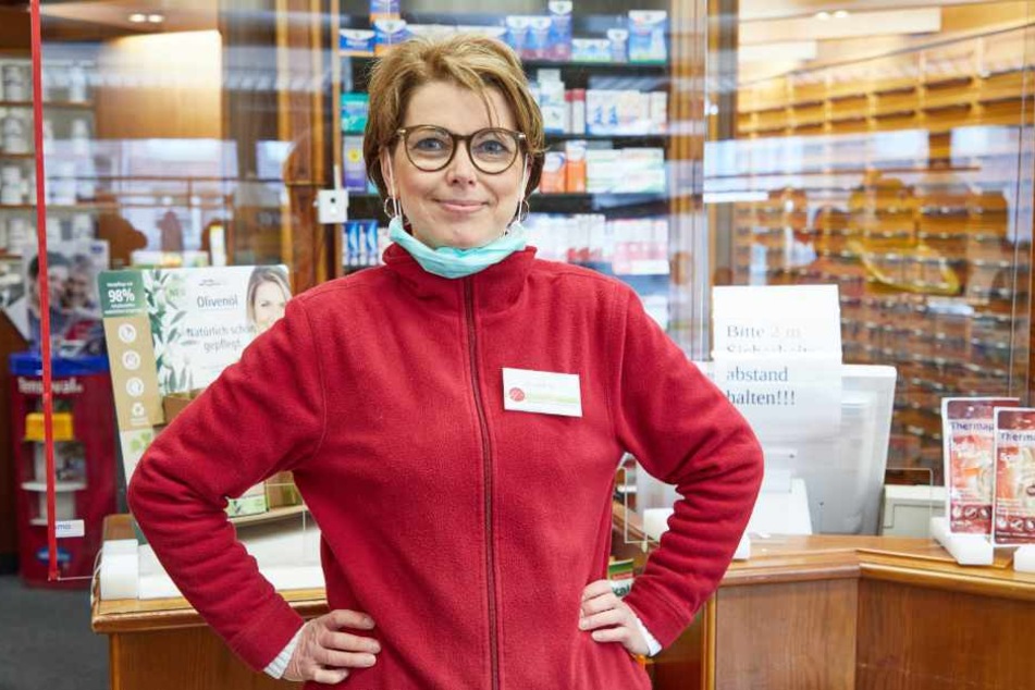 Doris Lüdke steht in ihrer Apotheke.