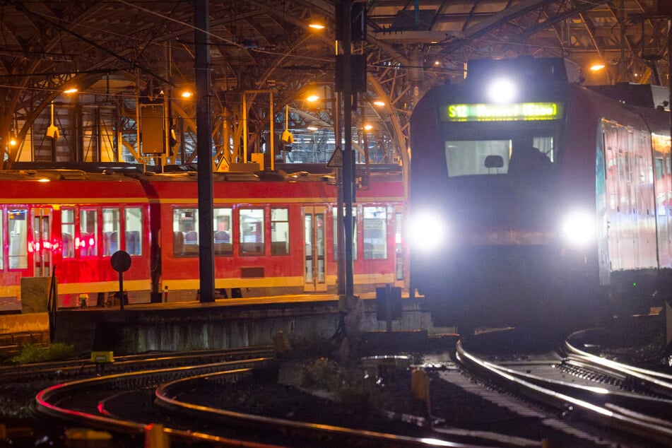 Polizistin flippt wegen lebensmüdem Gleisläufer aus: "Nix Kurwa!"