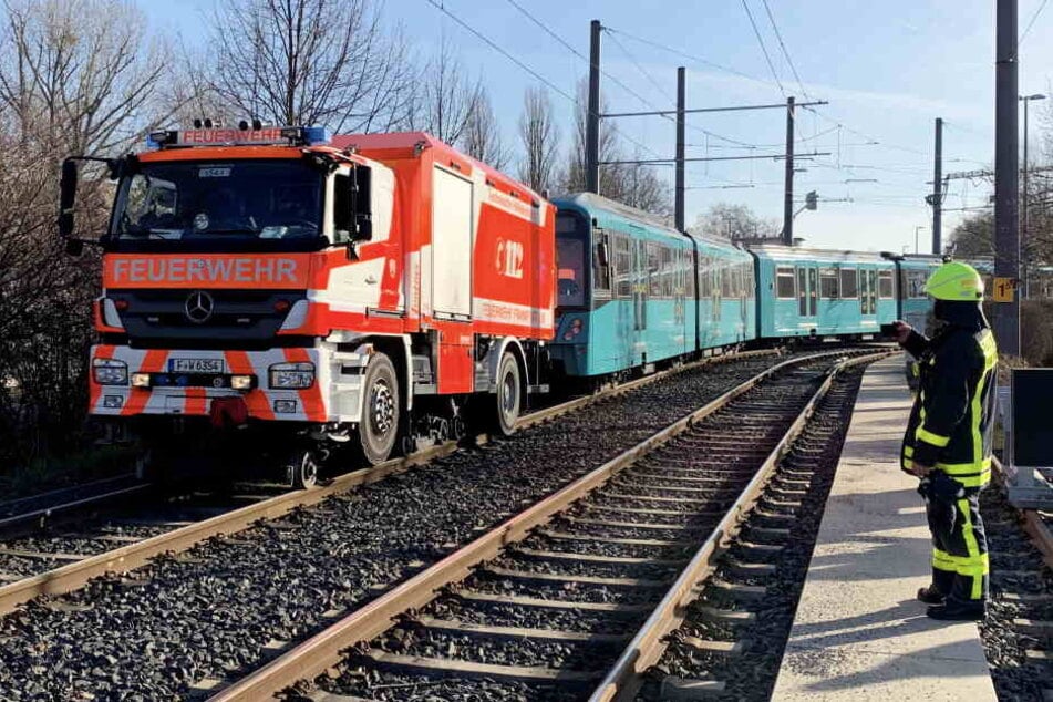 Ein Zug der U4 musste von einem Feuerwehrtruck abgeschleppt.