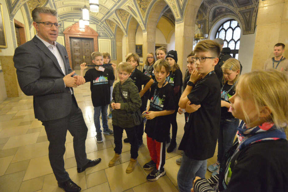 Bürgermeister Ralph Burghart (48) empfing gestern die internationale Kinderjury.