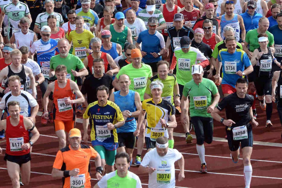 So wie hier beim jährlichen Rennsteiglauf werden auch zur Jahreswende viele Sportler an den Silvesterläufen im Freistaat teilnehmen.
