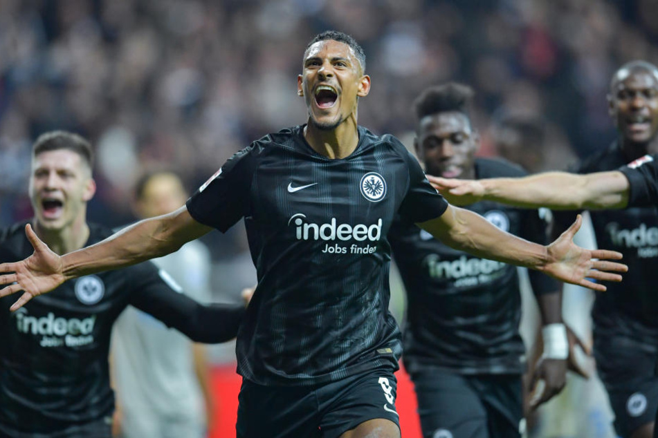 Sebastién Haller (Mi.) setzte dem Heimsieg gegen Schalke mit seinem Treffer zum 3:0-Endstand die Krone auf.