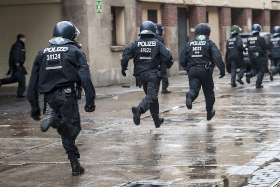 Die Polizei jagte anschließend den mutmaßlichen Täter und konnte ihn stellen. (Symbolbild)