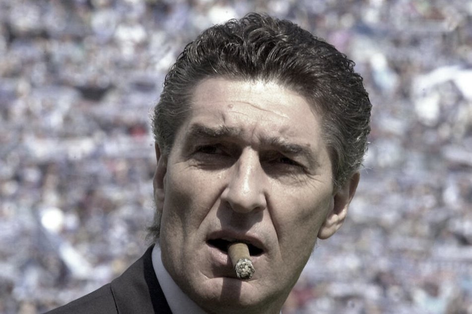 Rudi Assauer, wie man ihn kannte: Mit einer Zigarre im Mund und einem flotten Spruch auf den Lippen.